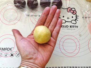 17、爆浆紫薯仙豆糕,搓圆。