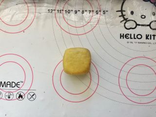 18、爆浆紫薯仙豆糕,整形成正方形。