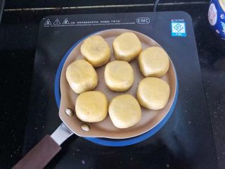19、爆浆紫薯仙豆糕,码入学厨平底锅,提前刷上一层薄薄的油。
