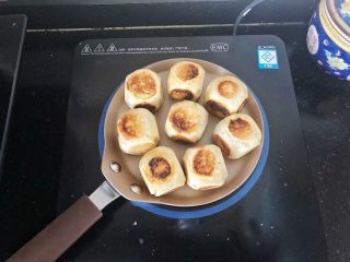 20、爆浆紫薯仙豆糕,小火煎至六面金黄色即可。