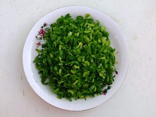 3、冰花锅贴,把韭菜切成末