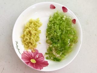 4、冰花锅贴,把小葱和切成葱末，鲜姜削皮后切成姜末