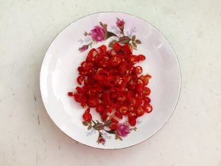 5、冰花锅贴,小米辣清洗干净去蒂，把小米辣切成辣椒末