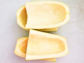 7、冰花锅贴,给角瓜削皮，取出瓜瓤