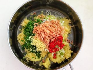 11、冰花锅贴,在角瓜中加入韭菜末，加入葱末和姜末，加入辣椒末，加入干虾仁