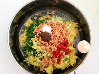 12、冰花锅贴,加入3克花椒粉，加入4克精盐，加入3克鸡粉