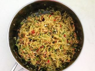 14、冰花锅贴,充分调匀，馅料做好了备用