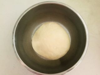 15、冰花锅贴,把700克高筋面粉放入盆中，先加入200ml开水烫面，边倒开水边搅拌，再倒入120ml冷水，搅拌剩余的干粉揉成光滑的面团，盖上保鲜膜静止20分钟