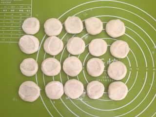 16、冰花锅贴,把饧好的面揉成长条，切成小面块