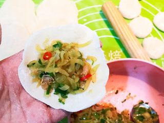 18、冰花锅贴,取一个面皮，加入1大勺馅料