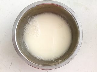 21、冰花锅贴,在碗里加入半勺面粉，加入100ml冷水调匀，面粉液做好了备用