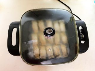 24、冰花锅贴,加入1大勺面粉液，盖上锅盖，直到全部收干面粉液