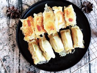 26、冰花锅贴,角瓜虾仁韭菜馅锅贴出锅了，带着冰花，满屋飘香。炎热的夏季吃不下饭，来点吃点素馅锅贴，表皮底部酥脆，上面软糯，馅料鲜香微辣，味道美极了～