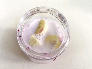 4、火龙果香蕉奶昔,接着倒入纯牛奶。