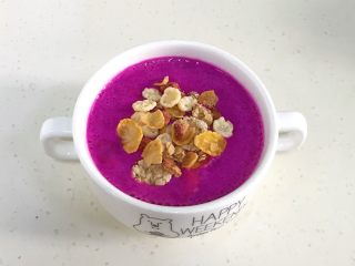 6、火龙果香蕉奶昔,然后把搅拌好的奶昔倒入碗里，撒上脆麦片即可。