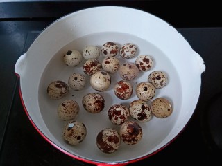 3、糖水鸡蛋汤,鹌鹑蛋放入锅里加适量的清水。
