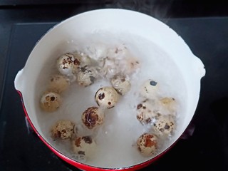 4、糖水鸡蛋汤,开大火将鹌鹑蛋煮熟。