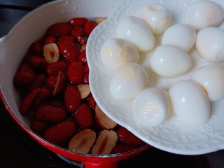 8、糖水鸡蛋汤,加入剥好的鹌鹑蛋。