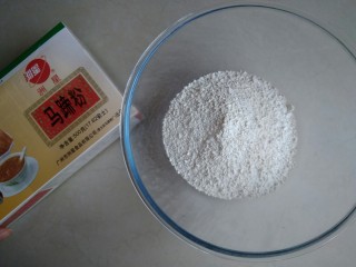 3、椰香千层马蹄糕,200克马蹄粉倒入盆中。