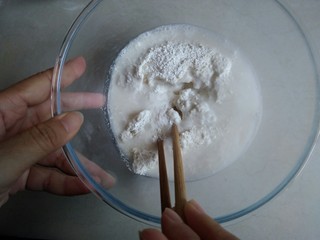 4、椰香千层马蹄糕,140克清水倒入。