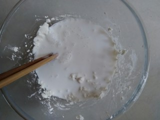 6、椰香千层马蹄糕,取步骤五中做好的230克马蹄浓浆和160克清水，搅拌均匀成马蹄粉浆，剩余的110克的马蹄浓浆，待会用来调椰浆的。