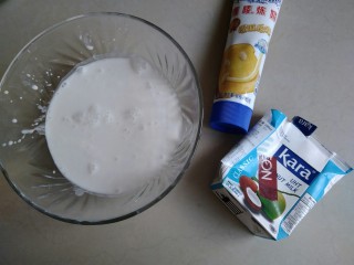 8、椰香千层马蹄糕,将椰浆和炼奶拌匀。