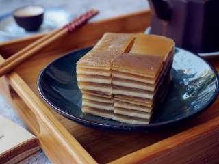 12、椰香千层马蹄糕,一层一层的，层次分明，q弹爽口，有着浓浓的椰香味。