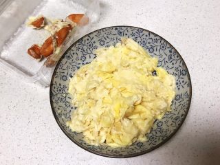 3、芝士榴莲饼,把榴莲肉果剥离出来放入盘里