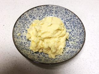 4、芝士榴莲饼,用料理机把榴莲果肉打碎，越细腻越好