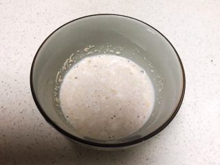 6、芝士榴莲饼,牛奶酵母水调匀后静止5分钟