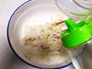 11、芝士榴莲饼,再倒入玉米油