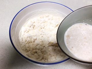 10、芝士榴莲饼,倒入牛奶酵母水，边倒边搅拌