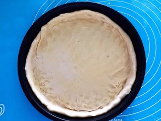 18、芝士榴莲饼,把饼坯放入烤盘里，整理一下，饼坯要底厚边薄