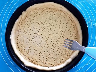 19、芝士榴莲饼,用叉子在饼坯上面扎上小孔，这样可以避免饼坯在烤制的时候鼓包