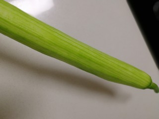 1、丝瓜炒蛋,丝瓜去皮。