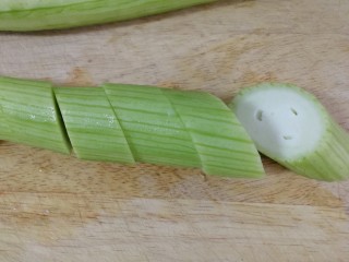 2、丝瓜炒蛋,切掉两头，斜切段。