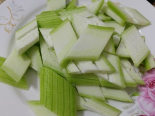 3、丝瓜炒蛋,切薄片。