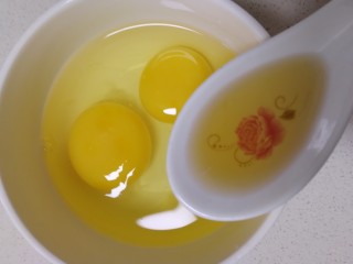 4、丝瓜炒蛋,碗里打两个鸡蛋，加一勺料酒打撒去腥。