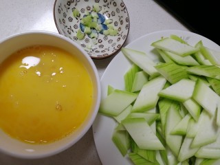5、丝瓜炒蛋,切点葱花。