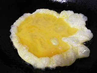 7、丝瓜炒蛋,油5成热倒入蛋液。