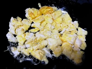 8、丝瓜炒蛋,文火把蛋液炒凝固，铲子划散成小块。