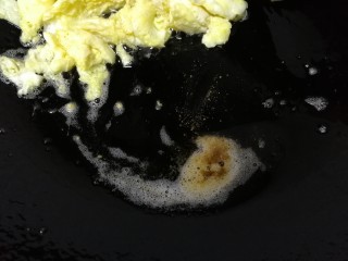 9、丝瓜炒蛋,把鸡蛋推到锅的一边，加半小勺五香粉，小火底油炒香。