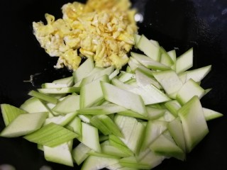 10、丝瓜炒蛋,放入丝瓜片，文火翻炒均匀，丝瓜会吧油吸掉，锅里会变干。（无须放水）