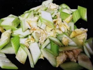 11、丝瓜炒蛋,中小火再把丝瓜和鸡蛋翻炒均匀。