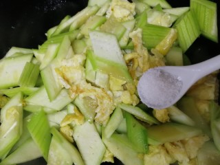 12、丝瓜炒蛋,加一小勺盐调味。