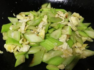 13、丝瓜炒蛋,放了盐的丝瓜会微微出水，文火翻炒均匀。