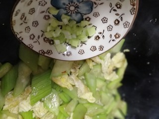 14、丝瓜炒蛋,放入葱花炒匀即可。