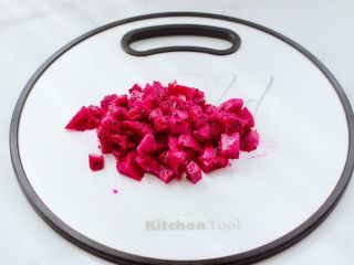 5、火龙果西米露,火龙果去外皮后，用刀切成小丁。