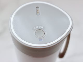 10、火龙果西米露,盖上盖子，双击按钮开始榨汁。