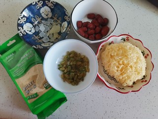 2、银耳小米粥,准备食材备用